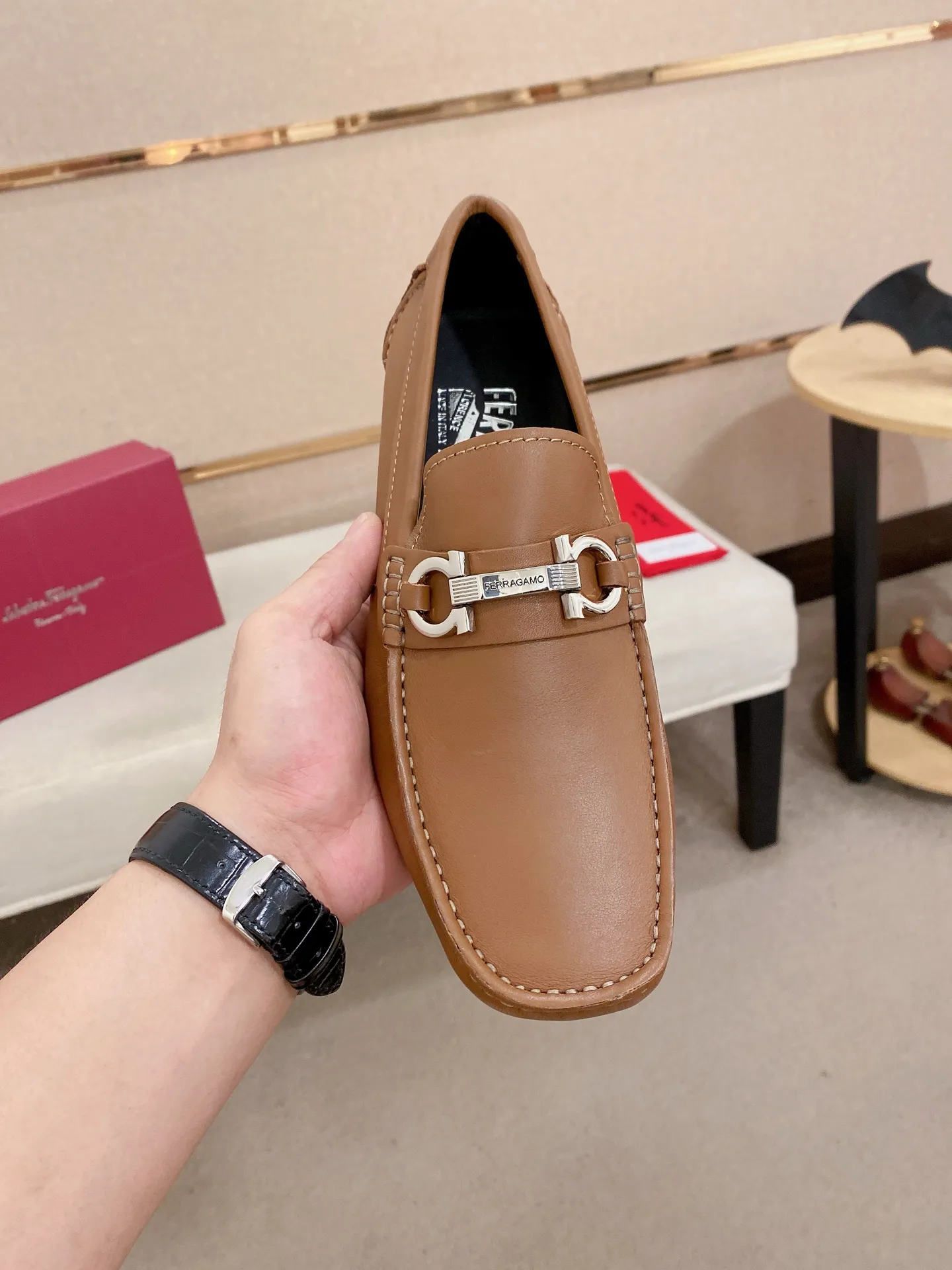 Men's shoes💰: 540💰High-end quality! Ferragamo🆕🆕Exclusive hot-selling products in stock🔥🔥New products on the shelves, high-quality Ferragamo men's pea shoes, high-end casual driving shoes, with complete packaging! 💪 💪 Material: imported first-layer pebbled cowhide 🐂 + imported high-quality water-dyed cowhide lining + wear-resistant outsole 👍🏻👍🏻 Features: high-end and comfortable, purely handmade 🚀 🚀 Create the perfect shoe that suits you best 🔥 🔥 Size: (38-44) 45 standard size can be customized!